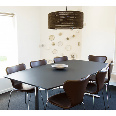Dencon Delta mødebord i sort linoleum  - Sort, hvidt eller alu stel. 
