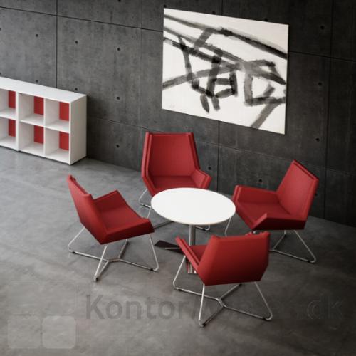 Fire røde Metro Lounge stole passer perfekt til det lille runde bord