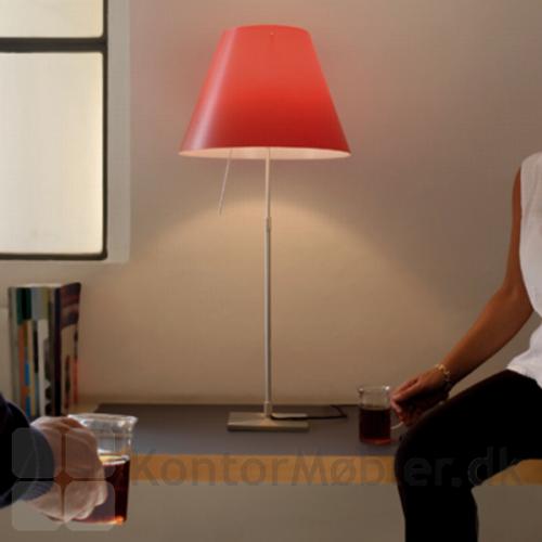 Costanza lampe med rød skærm 