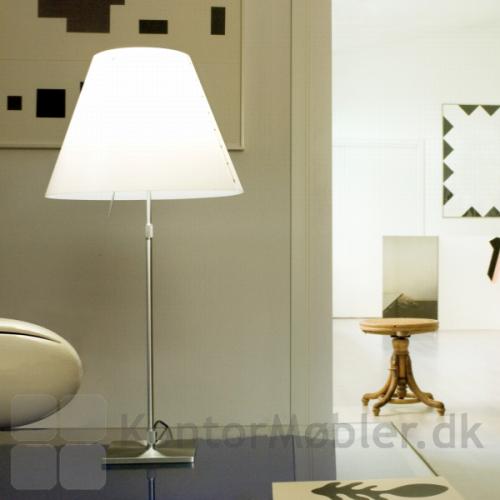 Luceplans Costanza bordlampe med fod og hvid skærm