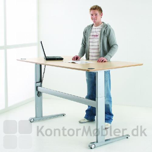 Et hæve sænke bord er et væsentligt element i en moderne kontorplads