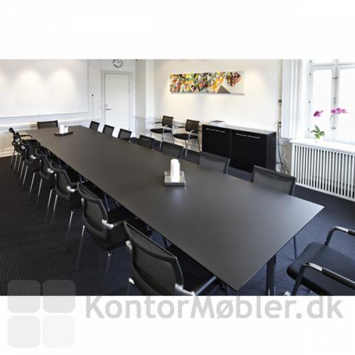 Tre-dobbelt mødebord i sort linoleum bliver et stort konferencebord