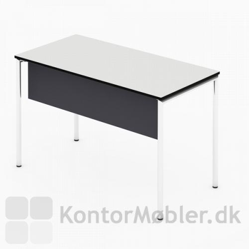 Delta kantinebord i 60x120 cm med hvid bordplade og frontpanel, som kan købes som ekstra udstyr til bordene med længden 120 cm