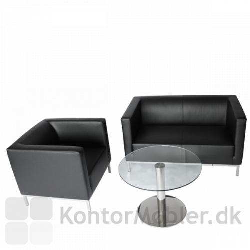 Argo loungesæt fra IF i sort læder, sat sammen med cafebord med glasplade.
