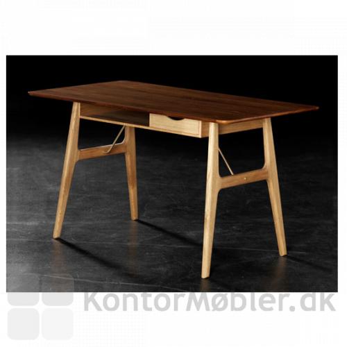 RM13 Work Desk med bordplade i teak og stel i olieret eg