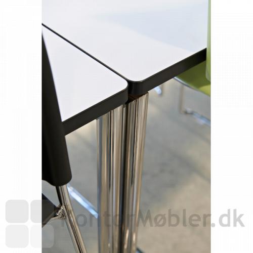 Delta kantinebord har sort kant, som er fremstillet i 1,5mm slagfast plastic