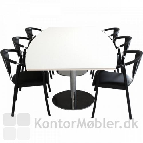 Anna mødestol i opstilling med mødebord. Stolen er her vist med sort stel samt sort læderpolstring