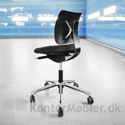 Fox kontorstol med rygbøjle i sortmalet aluminium med blankpoleret kant, rygbeslag og understel i blankpoleret aluminium