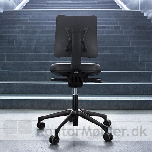 Fox kontorstol med rygbøjle og rygbeslag i sortmalet aluminium. stel i sort kunststof 