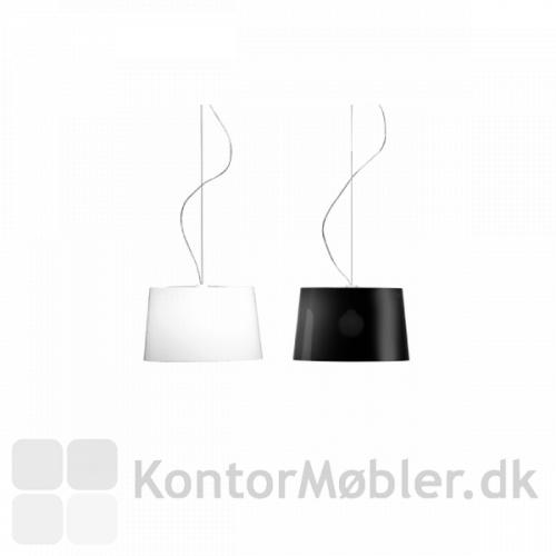 Enkel loftlampe med gennemfarvet skærm i farverne hvid og sort
