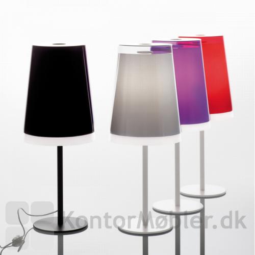 Bordlampe med hvid inderskærm og yderskærm i flere farver