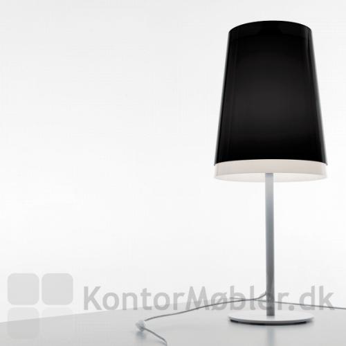 Bordlampe med hvid inderskærm, sort yderskærm og hvid stander