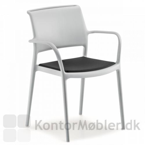 ARA stol i hvid med sort sædepude