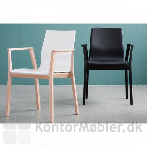 Magnus Olesen Tonica Wood i opstilling med to stole.