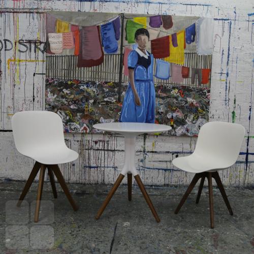 Cafébordet fra Fronterra med to stole fra samme Verge-serie - Her med stel i valnød