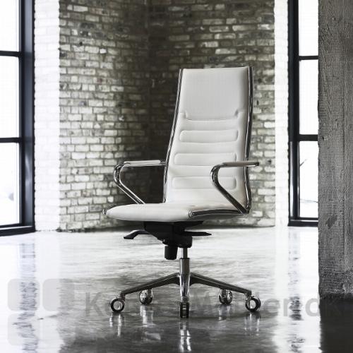 Classic Executive Plus kontorstol med hvid læderpolstring og armlænspuder
