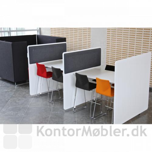 Four Real 90 højbord med RinR bordskærm på to sider af bordet