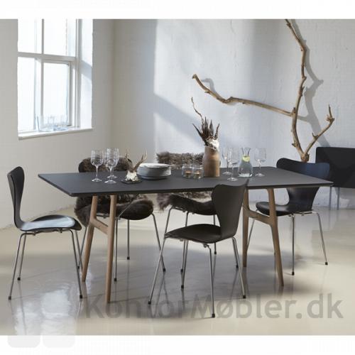 R13 mødebord med sort bord og ben i massiv eg