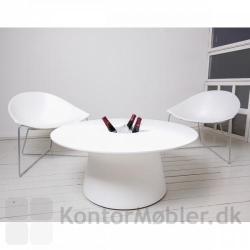Lounge bord fra Fronterra og to lounge stole fra Confines serien