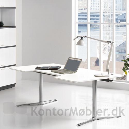 Switch hæve-/sænkebord med hvid bordplade og krom stel, giver kontoret et elegant udseende