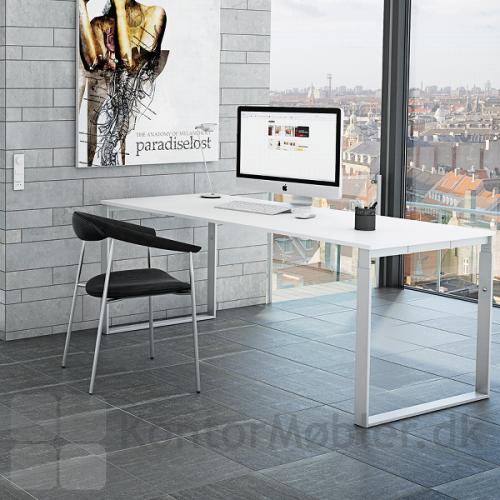 Frame bord i hvid bordplade og hvidt stel, der befinder sig på et kontor