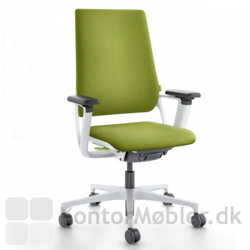 Connex2 kontorstol i grå-hvid med grøn polstring og grønne betjeningsknapper