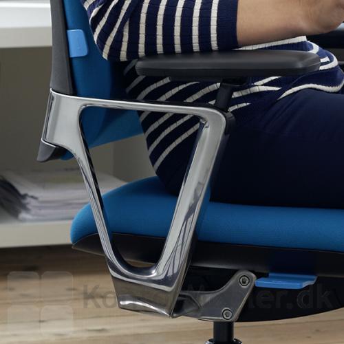 Armlænet på Connex2 kontorstol, kan justeres 11 cm i højden og følger med, når man læner sig frem eller tilbage