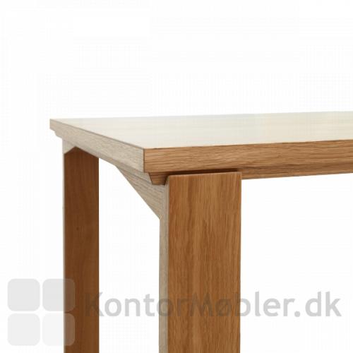 Session mødebordets bordbene kan placeres tæt ved bordkanterne