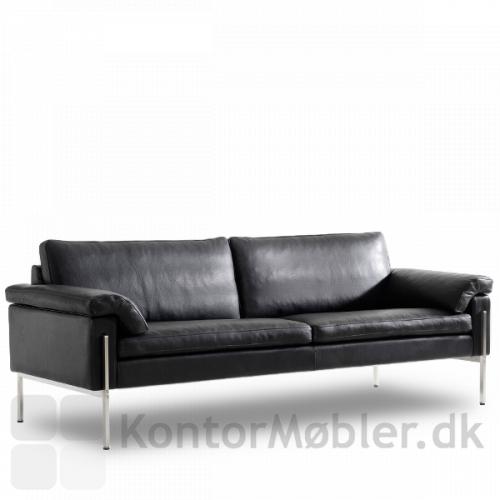 Capri sofa med blødt armlæn. Armlænet gør sofaen 14 cm bredere