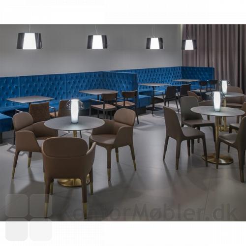 Colette bordlampe i café eller lounge, kombineret med Look loftlampe