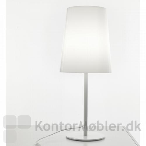 Look bordlampe med enkeltskærm i gennemfarvet hvid og hvid fod