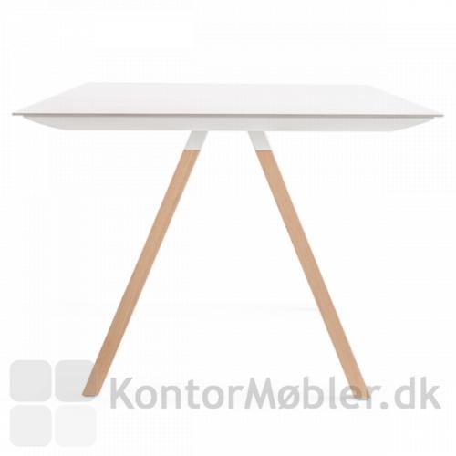 Arki bordet med hvid bordplade og ben i eg