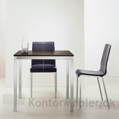 Café setup med Kuadro bord med sort plade og stål-stel