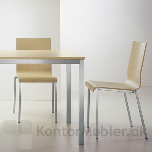 Kuadro bord med bordplade i bleget eg med to XL stole