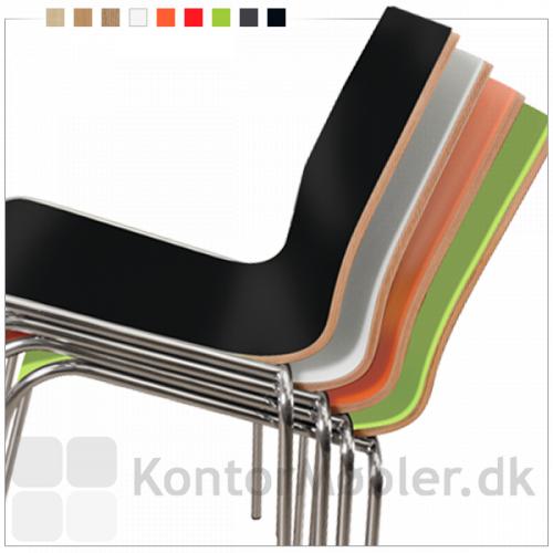 Spela stolen kan fås i flere farver og kan stables som vist her på billedet.