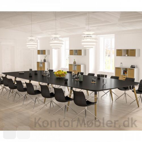 XL konferencebord kan laves i meget store størrelser. Her vist med 5 plader og en bordlængde på 600 cm, hvor du kan inviterer helt op til 28 personer med til bords