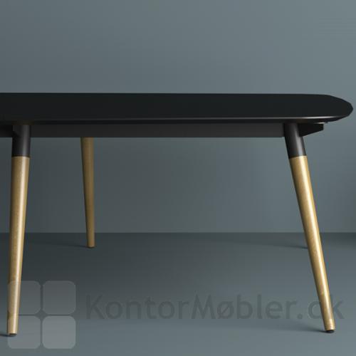 XL konferencebord med ben i egetræ og bordplade i sort nano laminat 