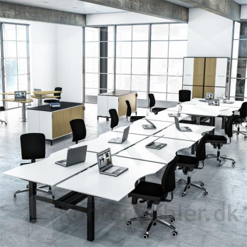 Dobbelt hæve sænke bord fra Dencon, giver plads til mange arbejdspladser