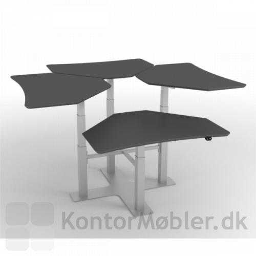 Hæve sænke borde i gruppe med 4 bordplader. Bordstellet er konstrueret for god stabilitet, ved individuel interaktion
