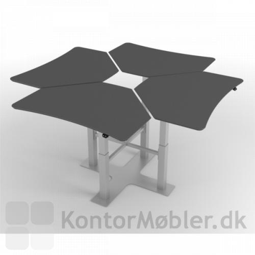 Delta enkelt-søjle hæve sænke borde - opstillet i gruppe med 4 bordplader. Feks til skiftende brugere eller besøgende