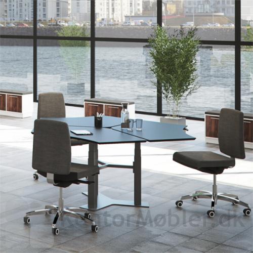 Delta enkelt-søjlet bord opstillet i gruppe med tre borde. Bordene er koblet sammen for god stabilitet og så står de altid pænt samlet