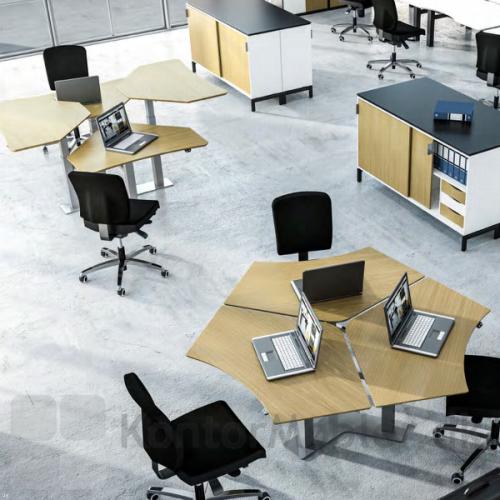 Delta teambord med 3 eller 4 bordplader i eg finér. Bemærk de matchende opbevaringsmøbler, alt er dansk produceret af Dencon