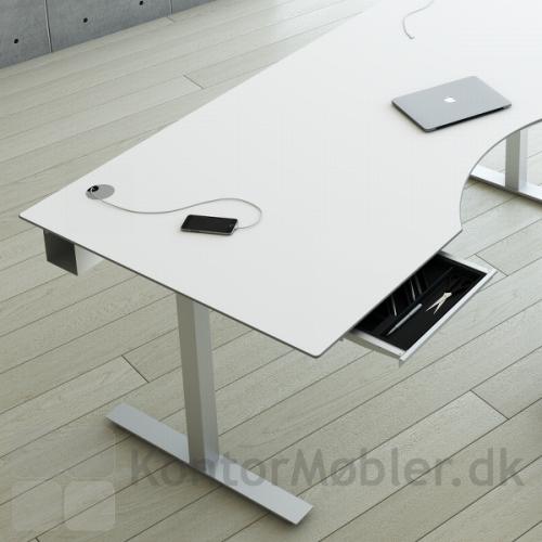 Fumac hæve sænke bord med kvadratiske Square søjler, hvid bordplade og hvid kabelbakke