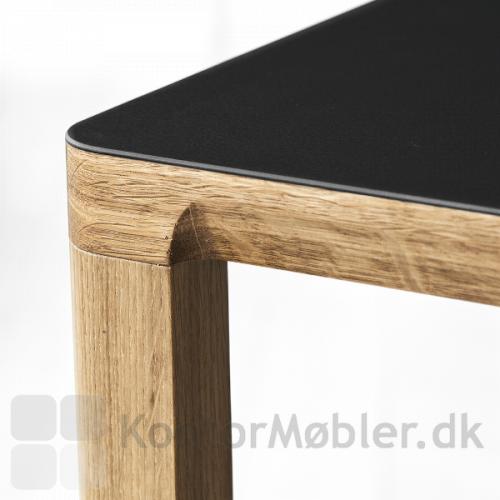 Slender konferencebord med overflade i linoleum, kant og ben i massiv eg