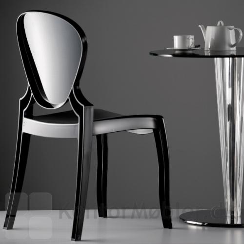 Queen stolen i sort polycarbonat er flot til et cafébord. Bemærk, den sorte model egner sig ikke til udendørs brug