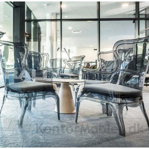 Pasha loungestol i grå transparent med sædepolstring kombineret med Ikon bord