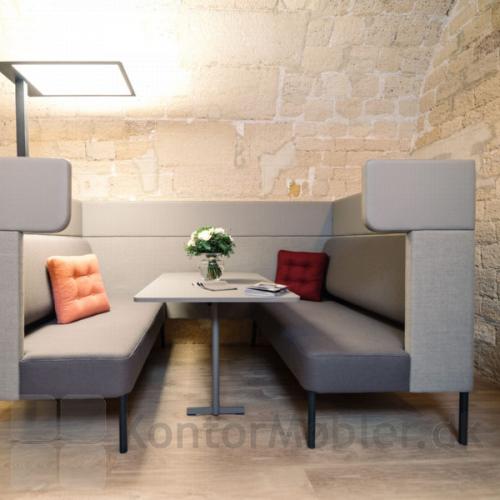 Her er Four Us Booth sofaen, med samme farve rygpude som sæde. Kontakt os for yderligere information og priser