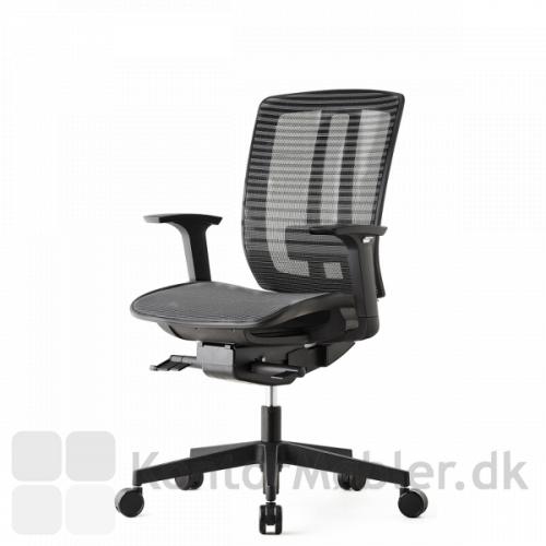 Air One kontorstol kan vælges med armlæn, som kan højde justeres