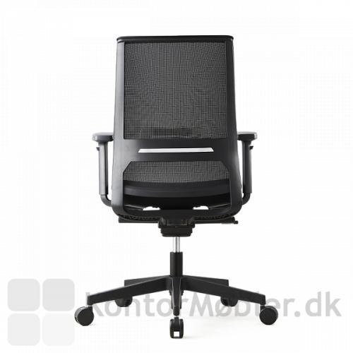 Logica kontorstol har en flot netryg, der giver stolen et let og svævende look