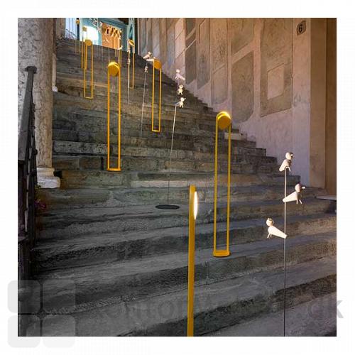 Giravolta gulvlampe giver et flot lys til trappen